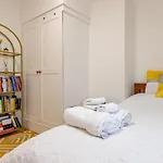The Whole Flat With Terrace 1 Min To Earls Court Station For 3 Guests