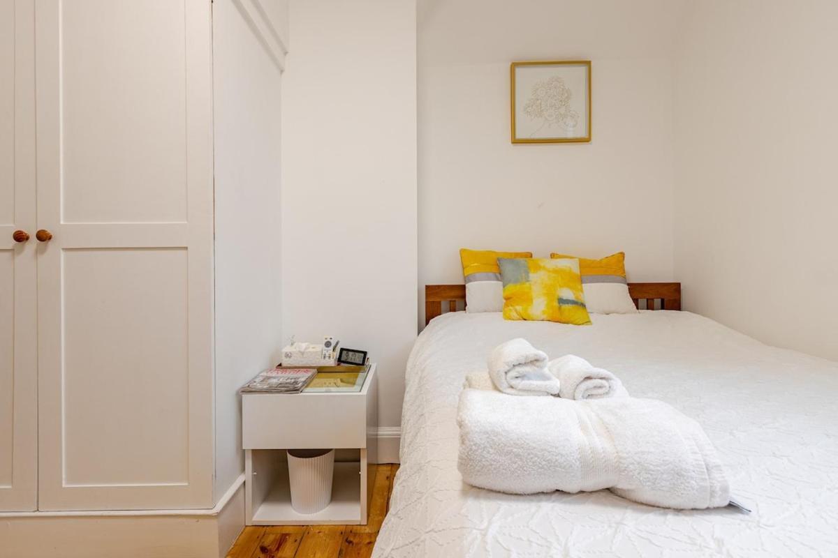 The Whole Flat With Terrace 1 Min To Earls Court Station For 3 Guests