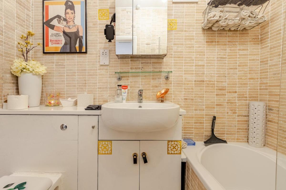 The Whole Flat With Terrace 1 Min To Earls Court Station For 3 Guests Appartamento *