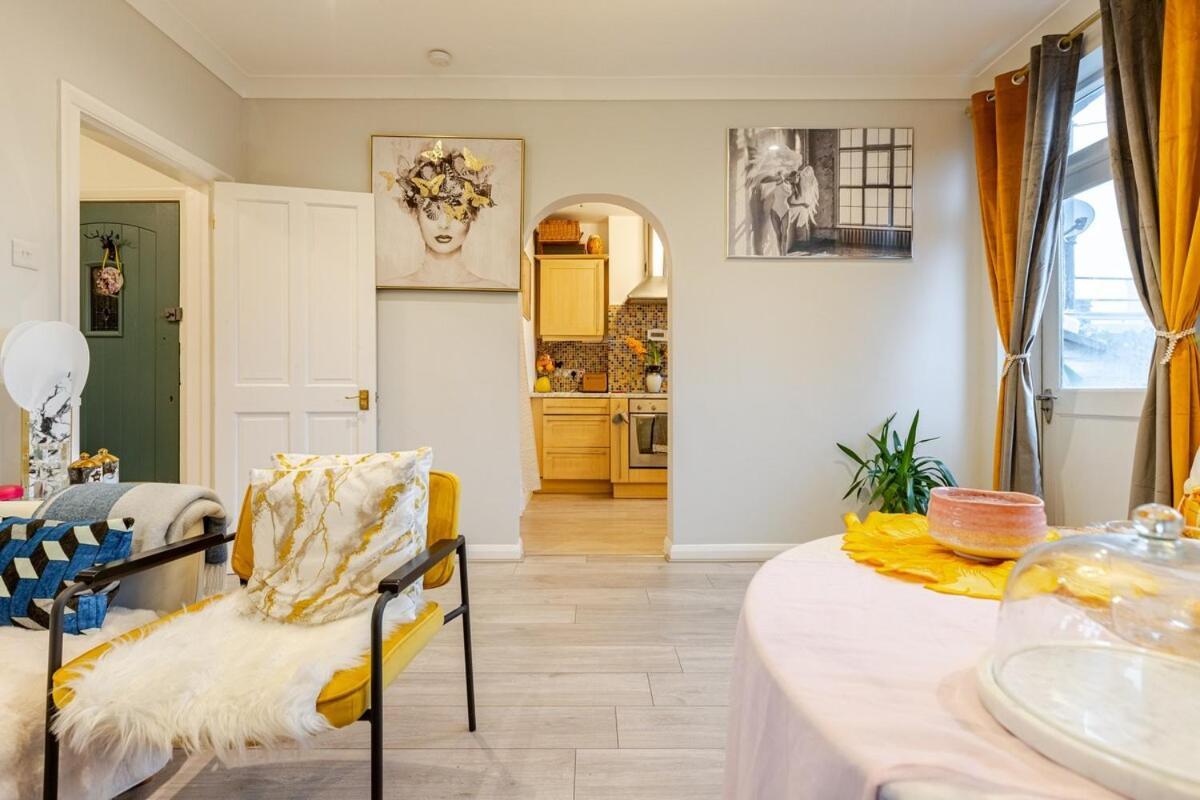 The Whole Flat With Terrace 1 Min To Earls Court Station For 3 Guests * Londra