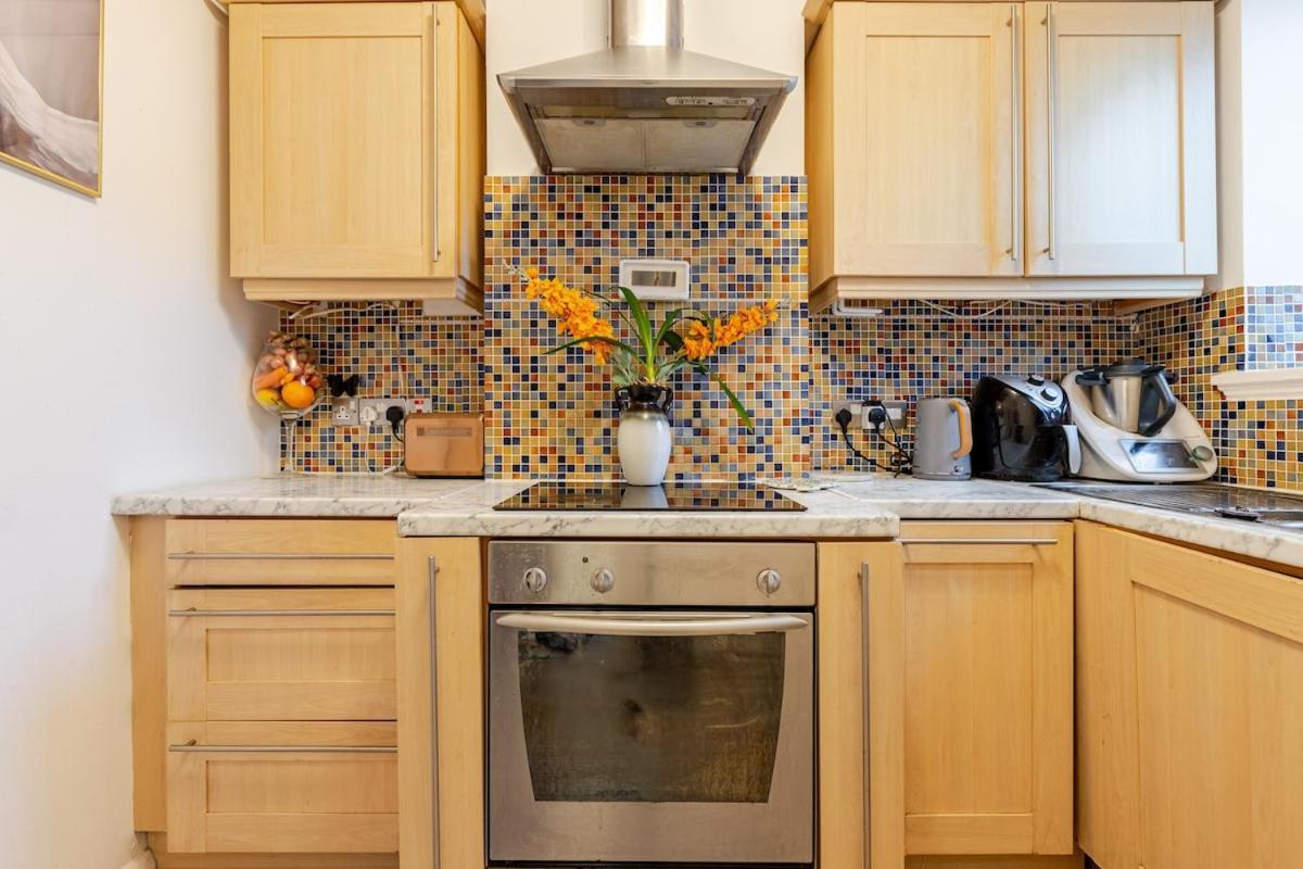 The Whole Flat With Terrace 1 Min To Earls Court Station For 3 Guests