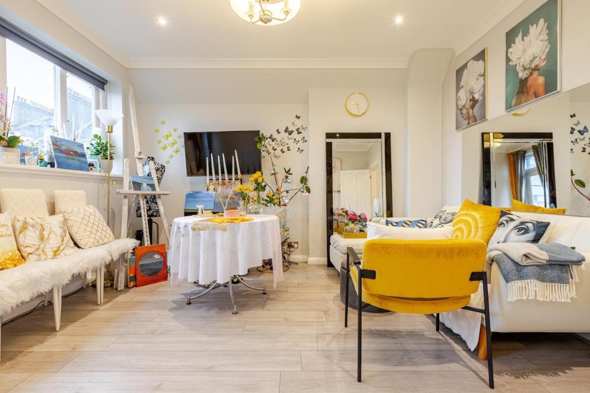 The Whole Flat With Terrace 1 Min To Earls Court Station For 3 Guests *