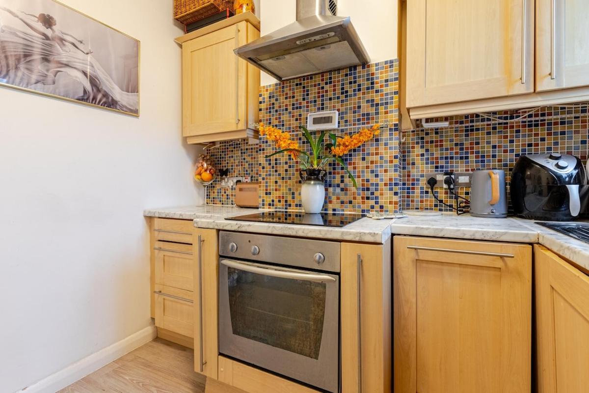 The Whole Flat With Terrace 1 Min To Earls Court Station For 3 Guests Apartment London